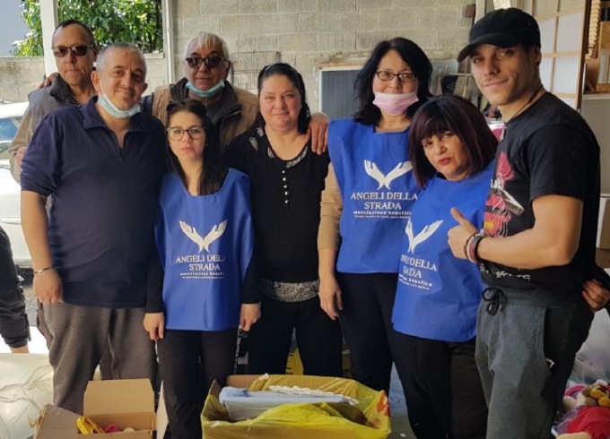 Agli Angeli della strada rubata la spesa per i bisognosi