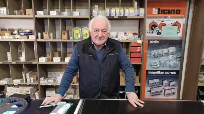 Chiude lo storico elettricista: «Mi spiace ma non ho alternative, troppe tasse»