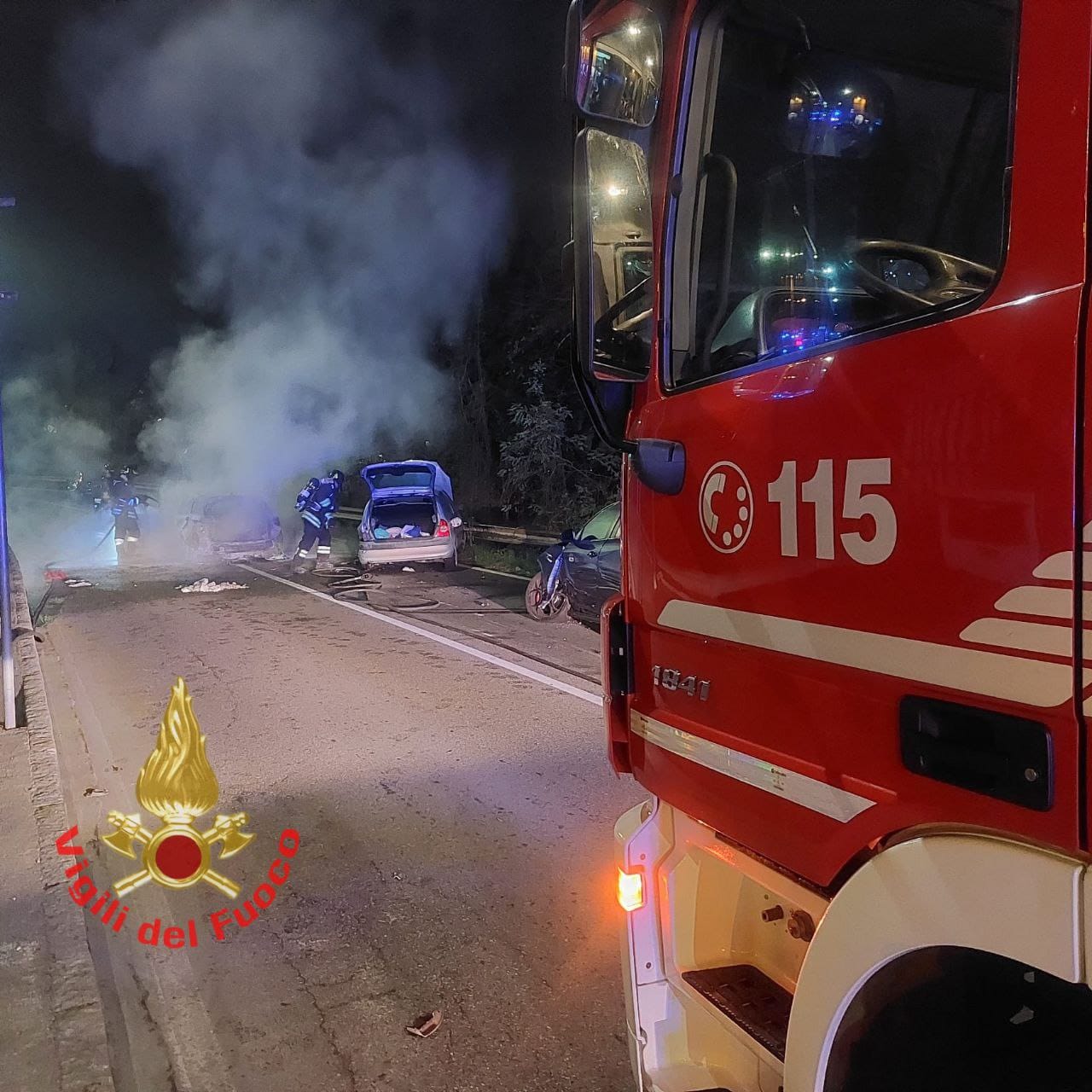 Monza via Buonarroti auto a fuoco pompieri