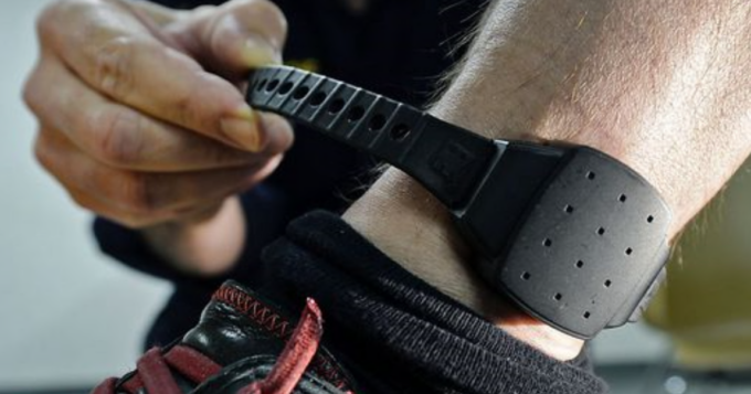 Torna a perseguitarla nonostante il braccialetto elettronico: arrestato