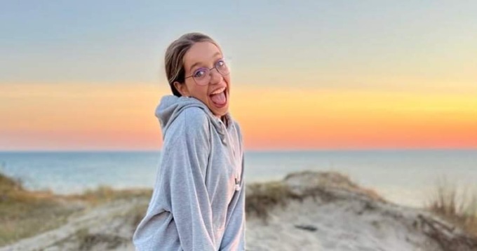 Una folla commossa ai funerali di Marta, scomparsa a 15 anni