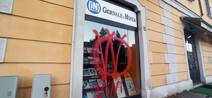 Raid vandalico al Giornale di Monza, la rivendicazione e la solidarietà