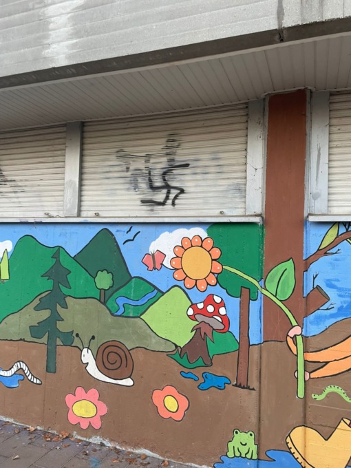 Una svastica sulla scuola dedicata al partigiano