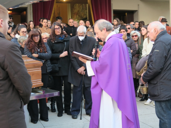 Folla ai funerali del 65enne travolto e ucciso da un’auto pirata