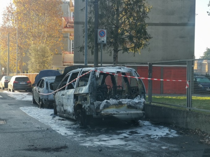 Automobili  in fiamme nella notte, indagini in corso