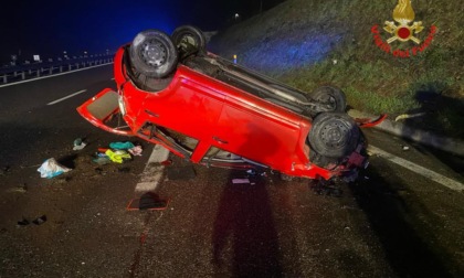 Si ribalta con l'auto