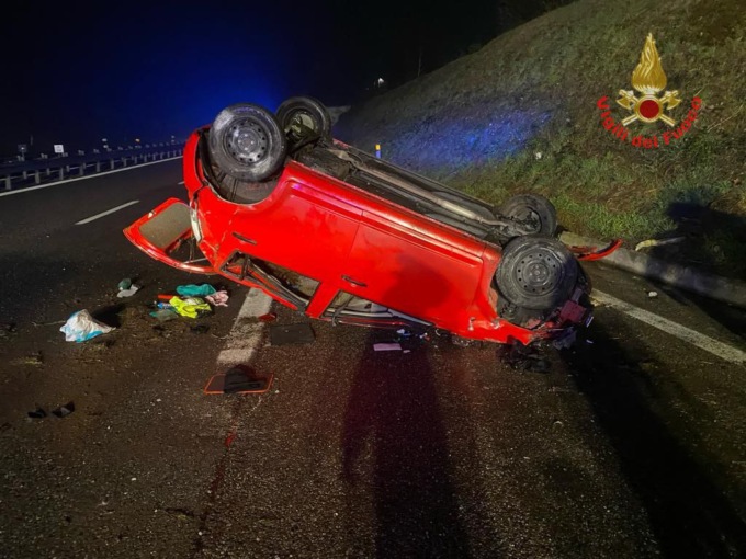 Si ribalta con l’auto