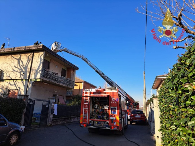 Fiamme in una canna fumaria, Vigili del fuoco a Desio