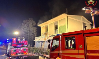 Incendio in cucina: proprietari si rifugiano sul balcone