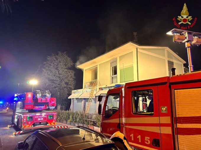 Incendio in cucina: proprietari si rifugiano sul balcone