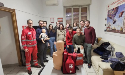 Giovani volontari donano manichini per la rianimazione alla Croce Rossa di Villasanta