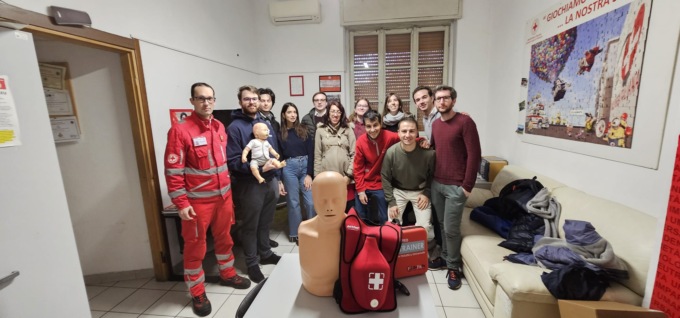 Giovani volontari donano manichini per la rianimazione alla Croce Rossa di Villasanta