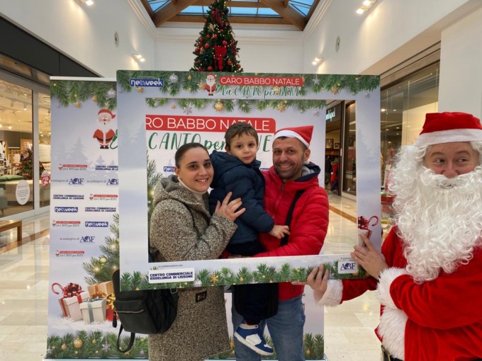 Tantissimi video ricordo con Babbo Natale e la sua fidata elfa
