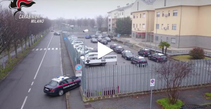 Tentano la fuga dalla finestra con la droga, arrestati