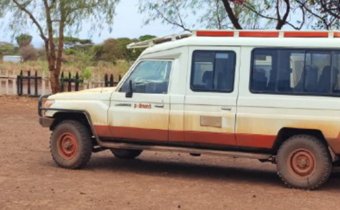 Vacanza da incubo in Kenya, bloccati su una jeep in mezzo a un fiume di fango