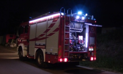 Ragazzini appiccano un incendio in un campo. Pompieri in azione