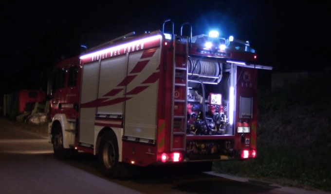 Ragazzini appiccano un incendio in un campo. Pompieri in azione