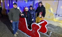 Babbo Natale arriva sulla slitta realizzata dai condòmini di via Cavour