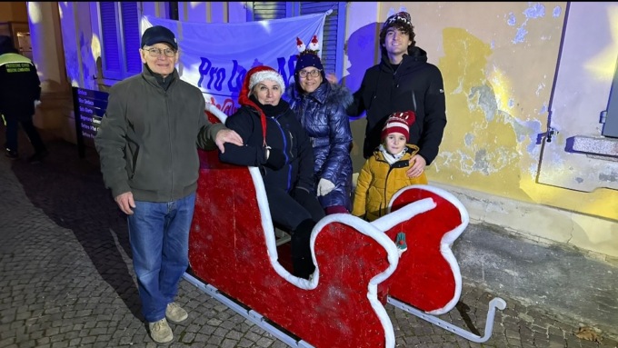 Babbo Natale arriva sulla slitta realizzata dai condòmini di via Cavour
