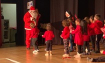 Il sindaco si veste da Babbo Natale per i bambini dell'asilo parrocchiale
