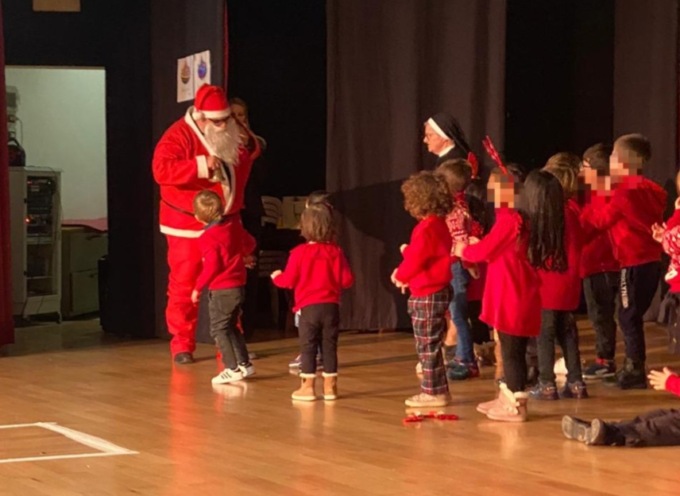 Il sindaco si veste da Babbo Natale per i bambini dell’asilo parrocchiale