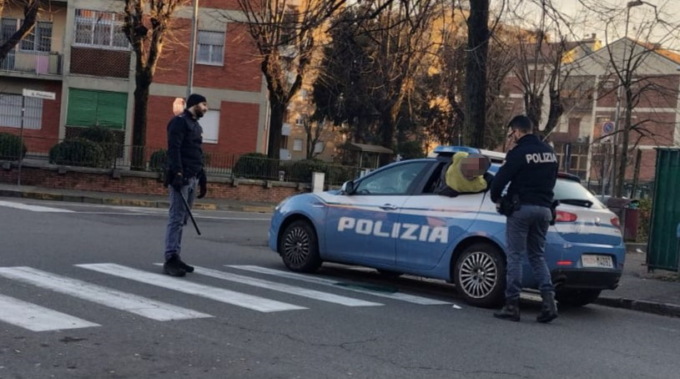 Minaccia il titolare del bar con una spranga di ferro