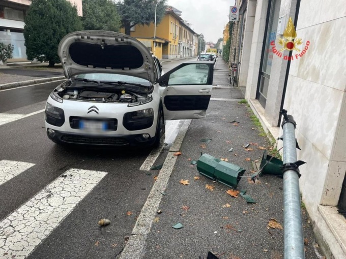 Incidente all’incrocio, ferita un’anziana