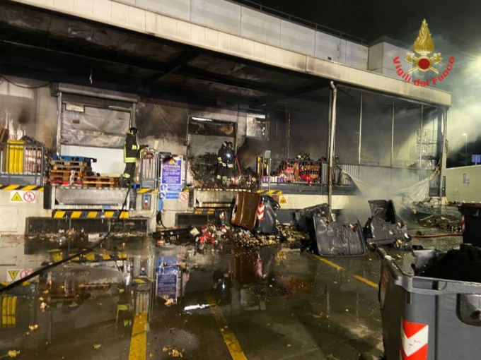 Incendio al deposito del supermercato