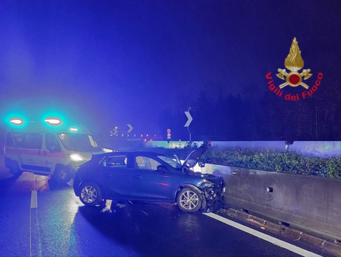 Automobilista finisce contro lo spartitraffico in Statale 36
