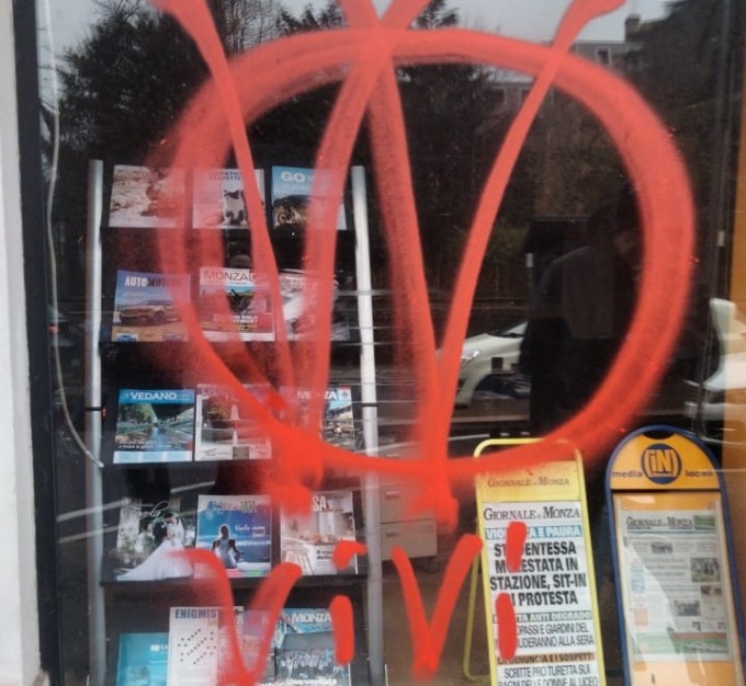 Raid vandalico contro la redazione del Giornale di Monza