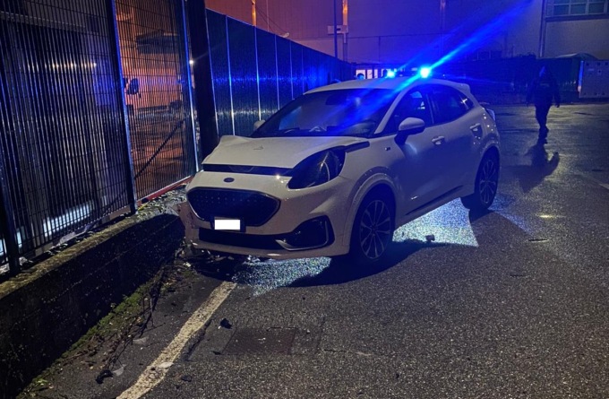 Sbanda con l’auto, finisce contro palo e recinzione