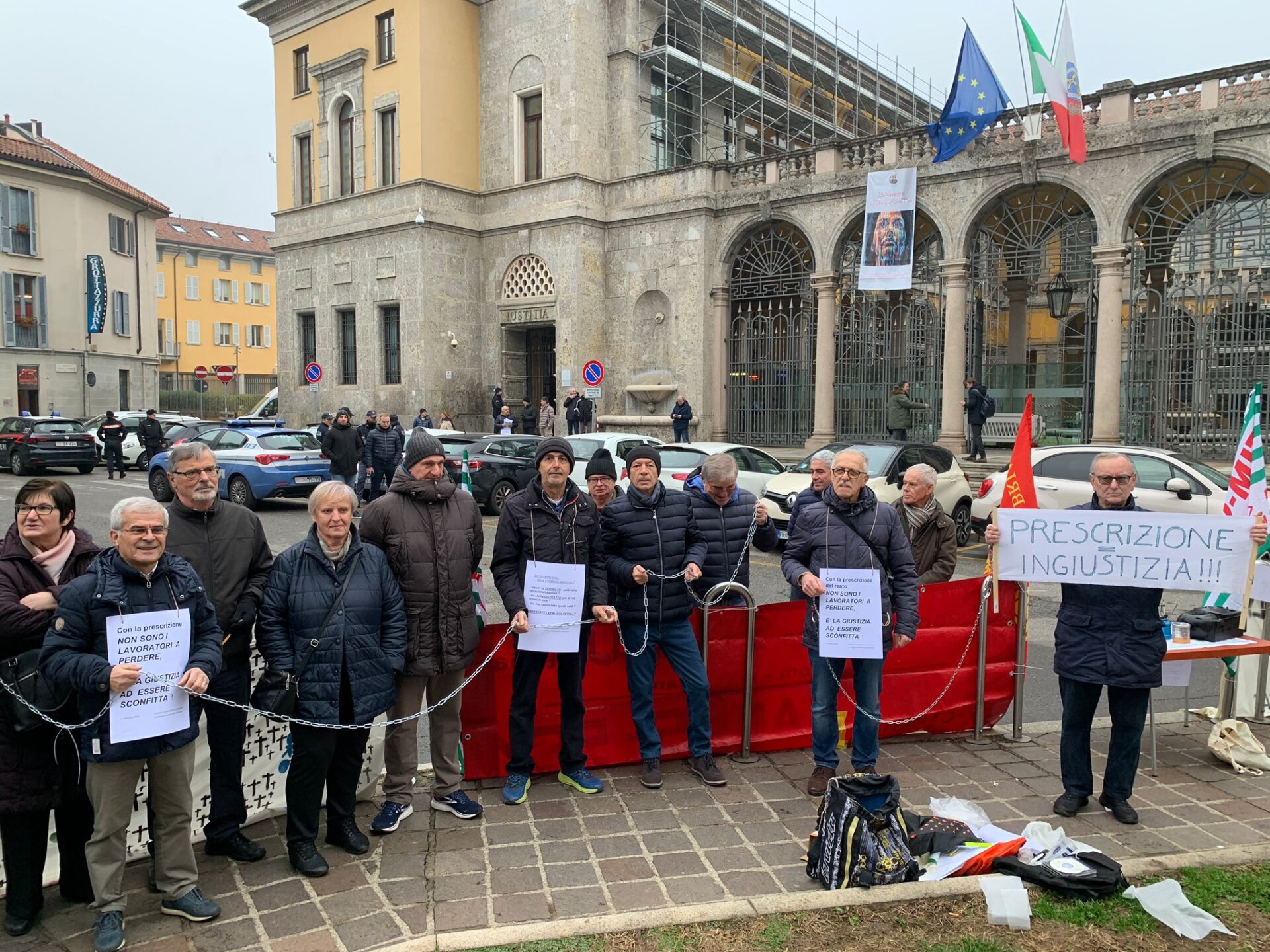 Vimercate protesta ex lavoratori Bames davanti a tribunale monza processo bancarotta si incatenano