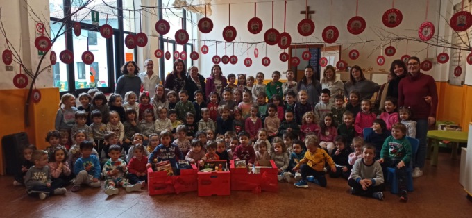 Bimbi generosi fanno la spesa per le famiglie in difficoltà