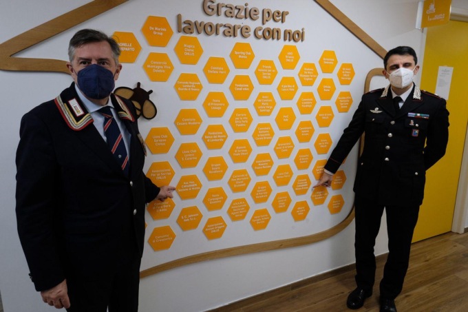 I Carabinieri consegnano i doni di Natale ai bimbi del Centro Maria Letizia Verga