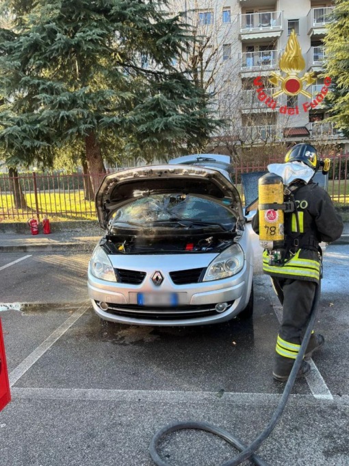 Auto in fiamme a Varedo, accorsi i Vigili del fuoco