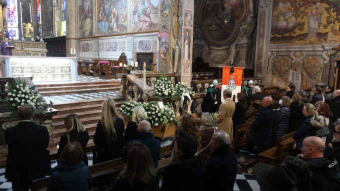 In Duomo i funerali dello stilista Lorenzo Riva