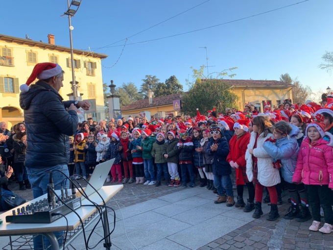 Festa di Natale in piazza con i genitori per i ragazzi della primaria