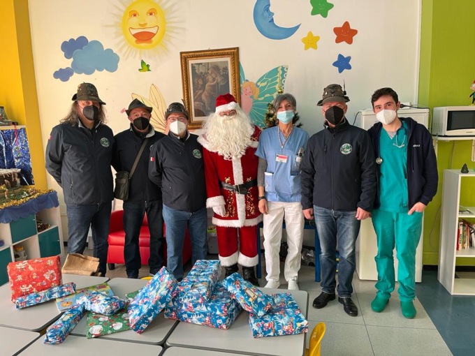 Gli Alpini di Meda portano i doni ai bimbi in ospedale