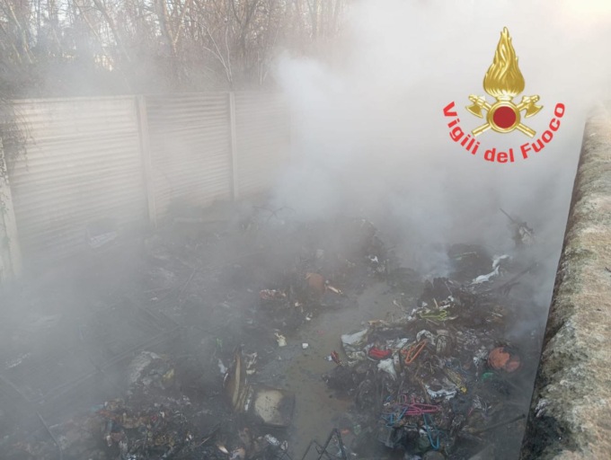 Incendio alla discarica, pompieri a Lissone