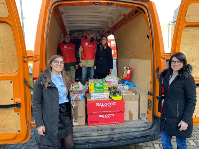 Montagne di giochi e materiale scolastico donate a Caritas dai dipendenti della Presezzi Extrusion