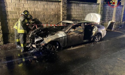 Auto in fiamme a Limbiate, accorsi i Vigili del Fuoco