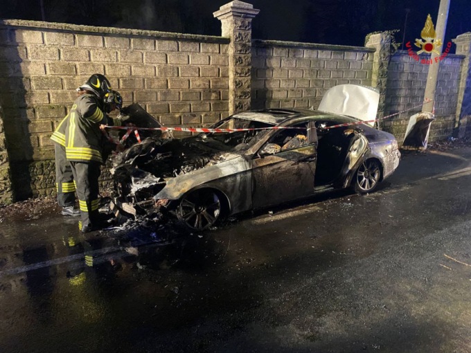 Auto in fiamme a Limbiate, accorsi i Vigili del Fuoco