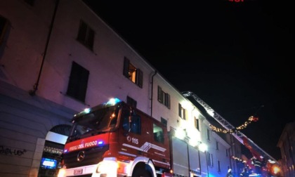 Vigili del fuoco in via Prina per un incendio alla canna fumaria