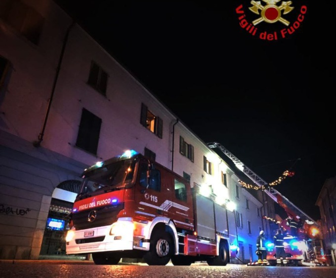 Vigili del fuoco in via Prina per un incendio alla canna fumaria
