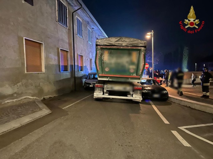 Scontro tra un’auto e un mezzo pesante, soccorse due persone