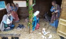 Gesù mutilato e pecorella distrutta: vandali inchiodati dai video
