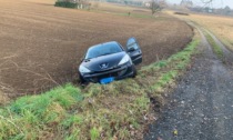 Finisce con l'auto nel fossato, patente ritirata per guida in stato d'ebbrezza