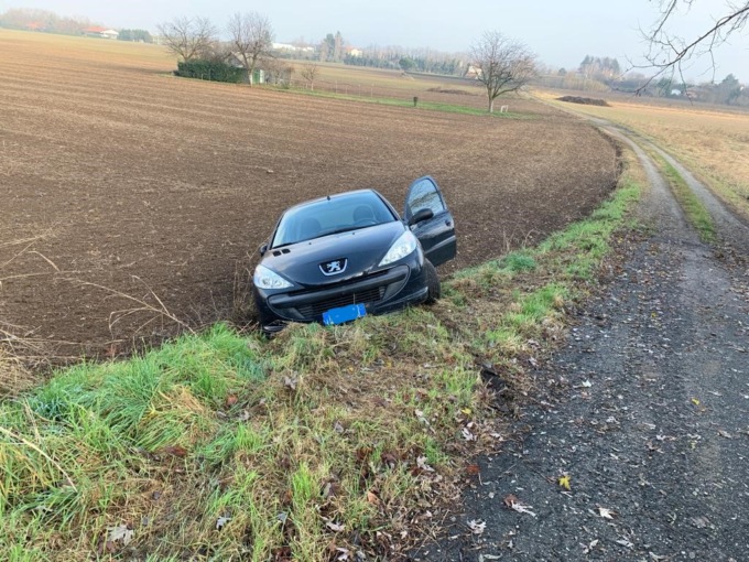 Finisce con l’auto nel fossato, patente ritirata per guida in stato d’ebbrezza