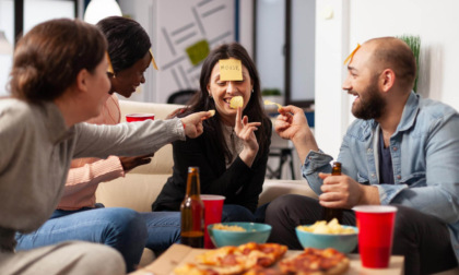 Serate tra amici a casa: idee per giochi alcolici di gruppo fai da te