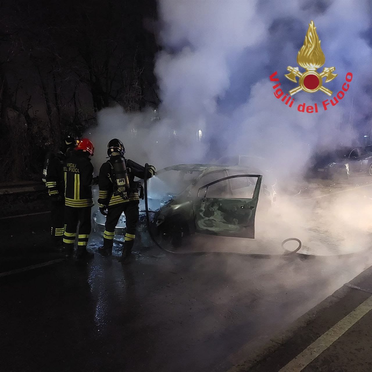 Monza via Buonarroti auto a fuoco pompieri